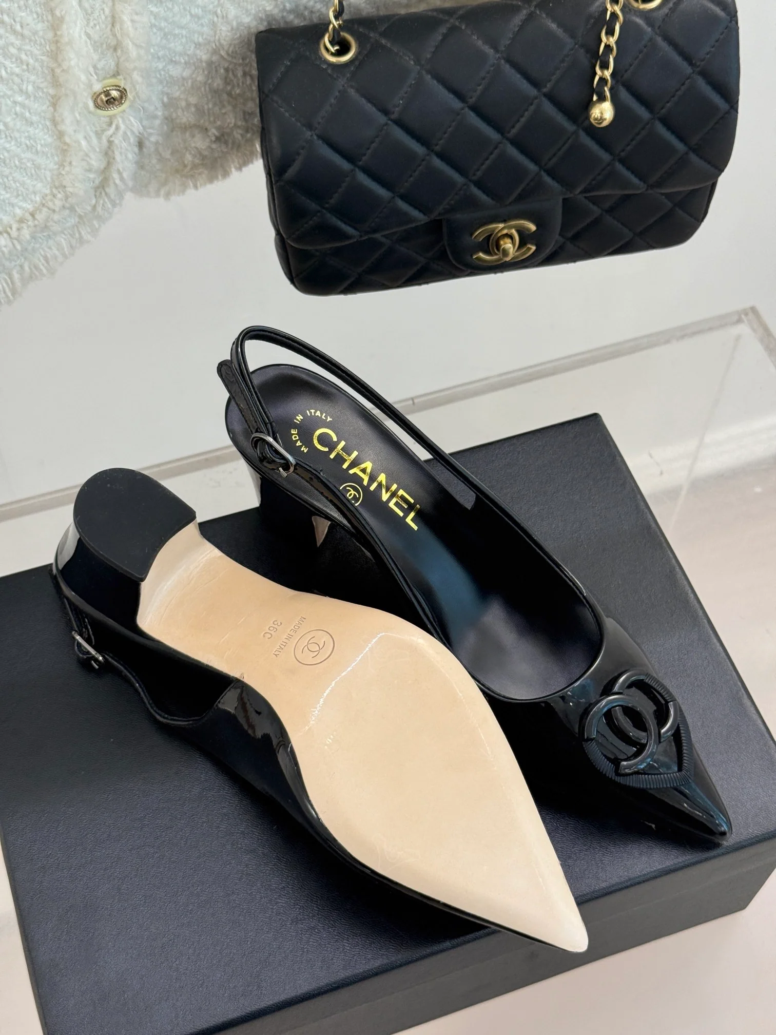 Босоножки Chanel 2024 с острым носком в форме сердца на низком каблуке - черные