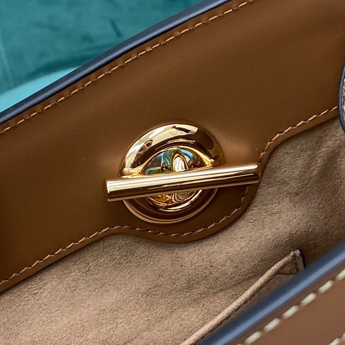 Маленькая сумка для покупок с замком Gucci