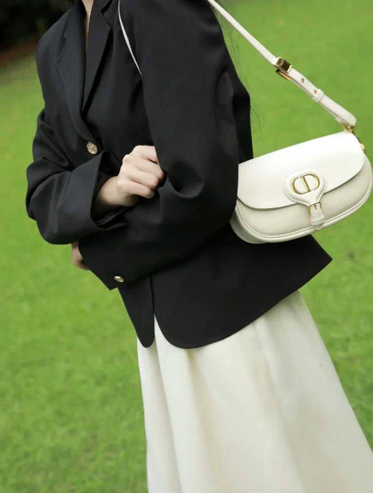 Сумка Dior Bobby Series East-West Underarm Bag - белая - на фото.