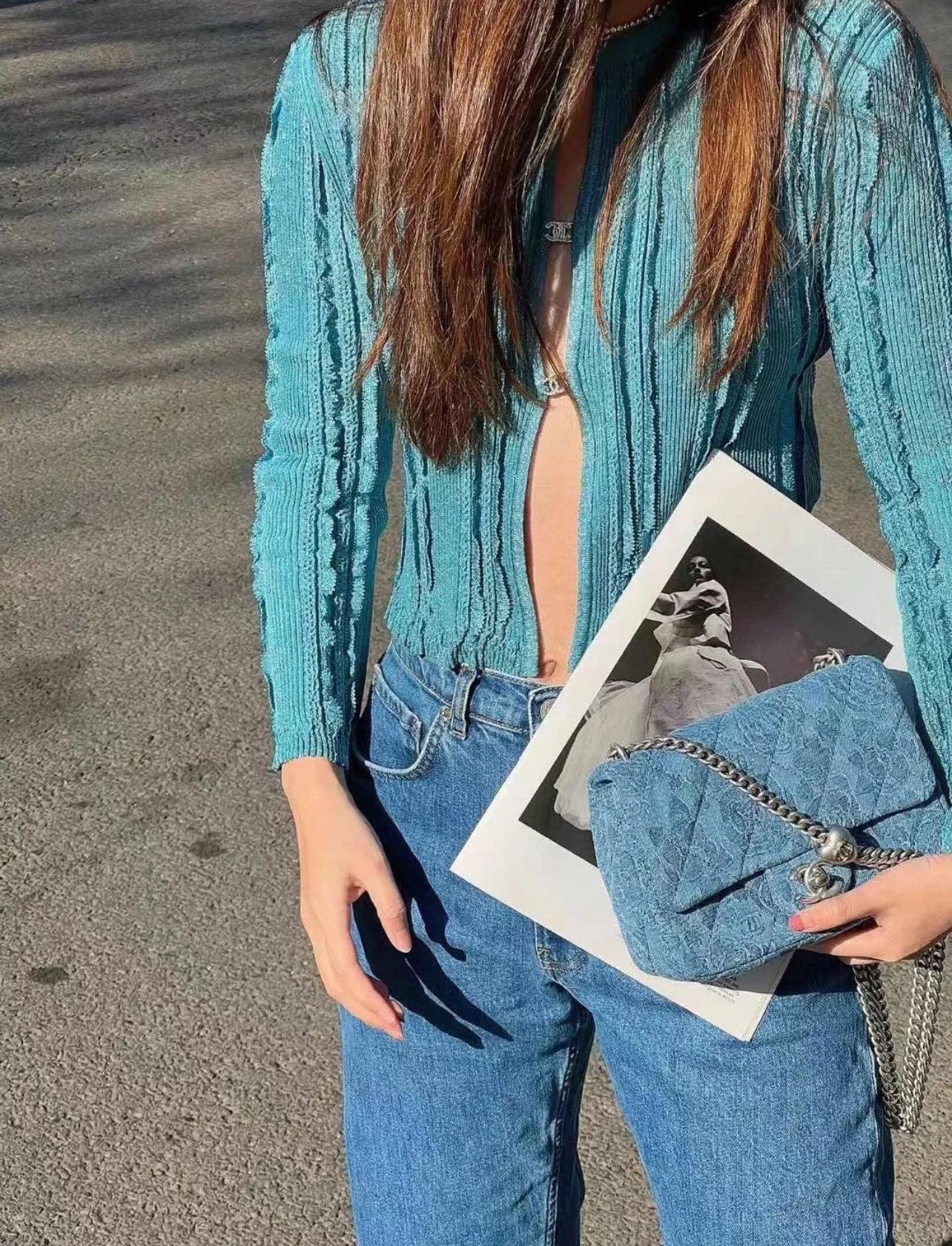 Коллекция Chanel Весна/Лето 2023 - Пряжка в виде сердца с камелией из денима - Квадратная - Светло-голубая серебристая пряжка - 19 см - 1