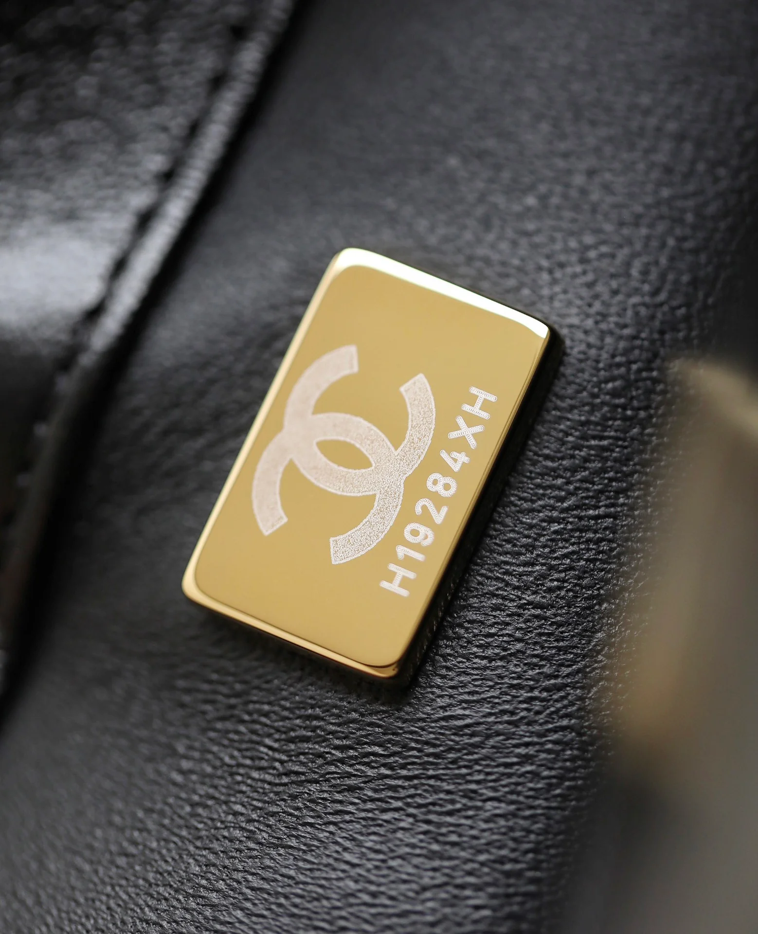 Большая черная сумка Chanel с клапаном и поворотной ручкой.