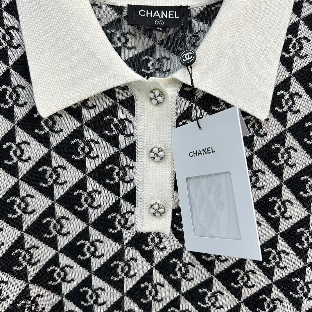 Chanel - 2404 - Весенне-летняя новинка: Изысканный укороченный топ из пряжи с дизайном поло.