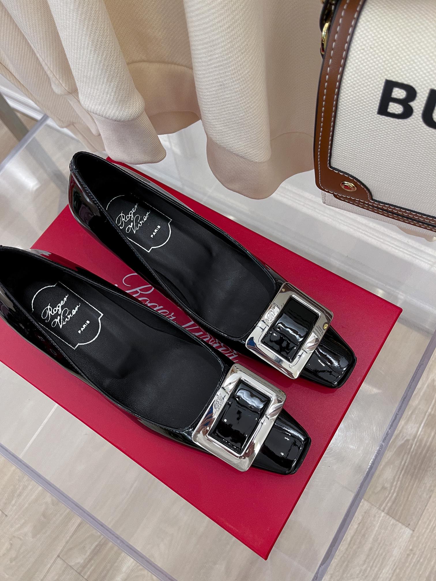 Блочный каблук RV-4-5 см - черный с серебряной пряжкой