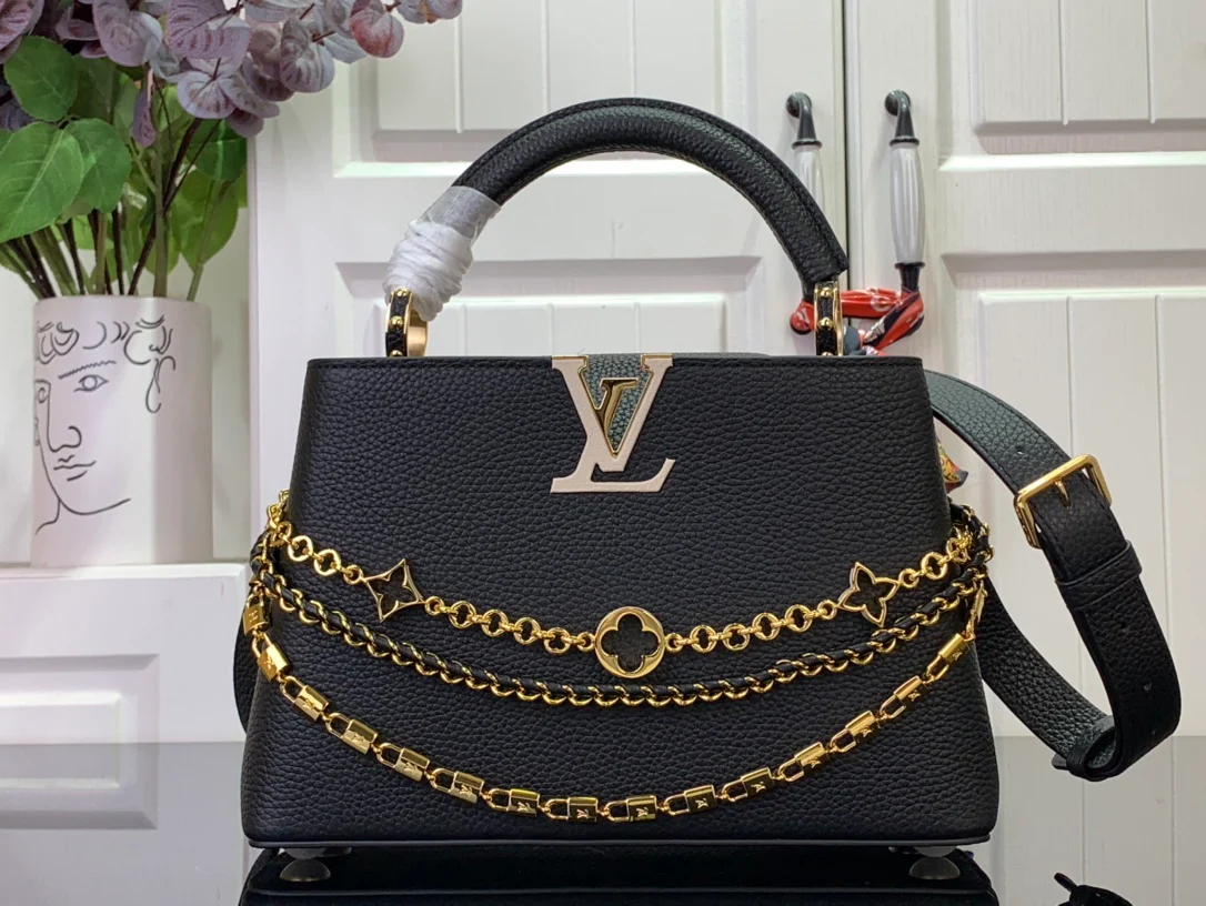 LV Capucines BB - Черная кожаная сумка из коровьей кожи с цветочным узором и цепочкой.