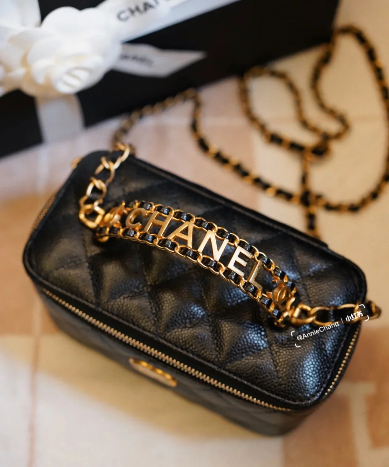 Браслет Chanel из весенне-летней коллекции - с буквой - квадратная форма - черный