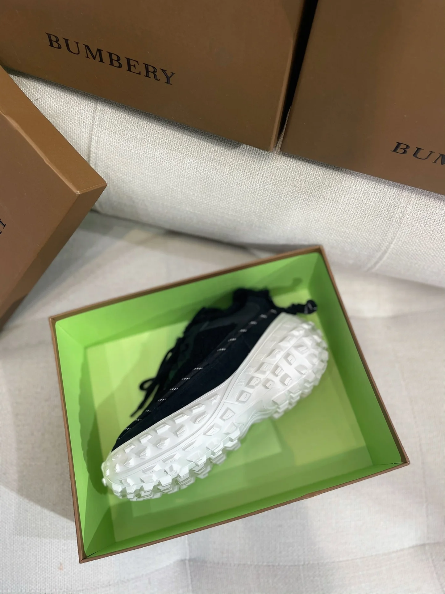 Коллекция Burberry ?Ранняя весна 2022? — Пушистые зимние кроссовки — Черные