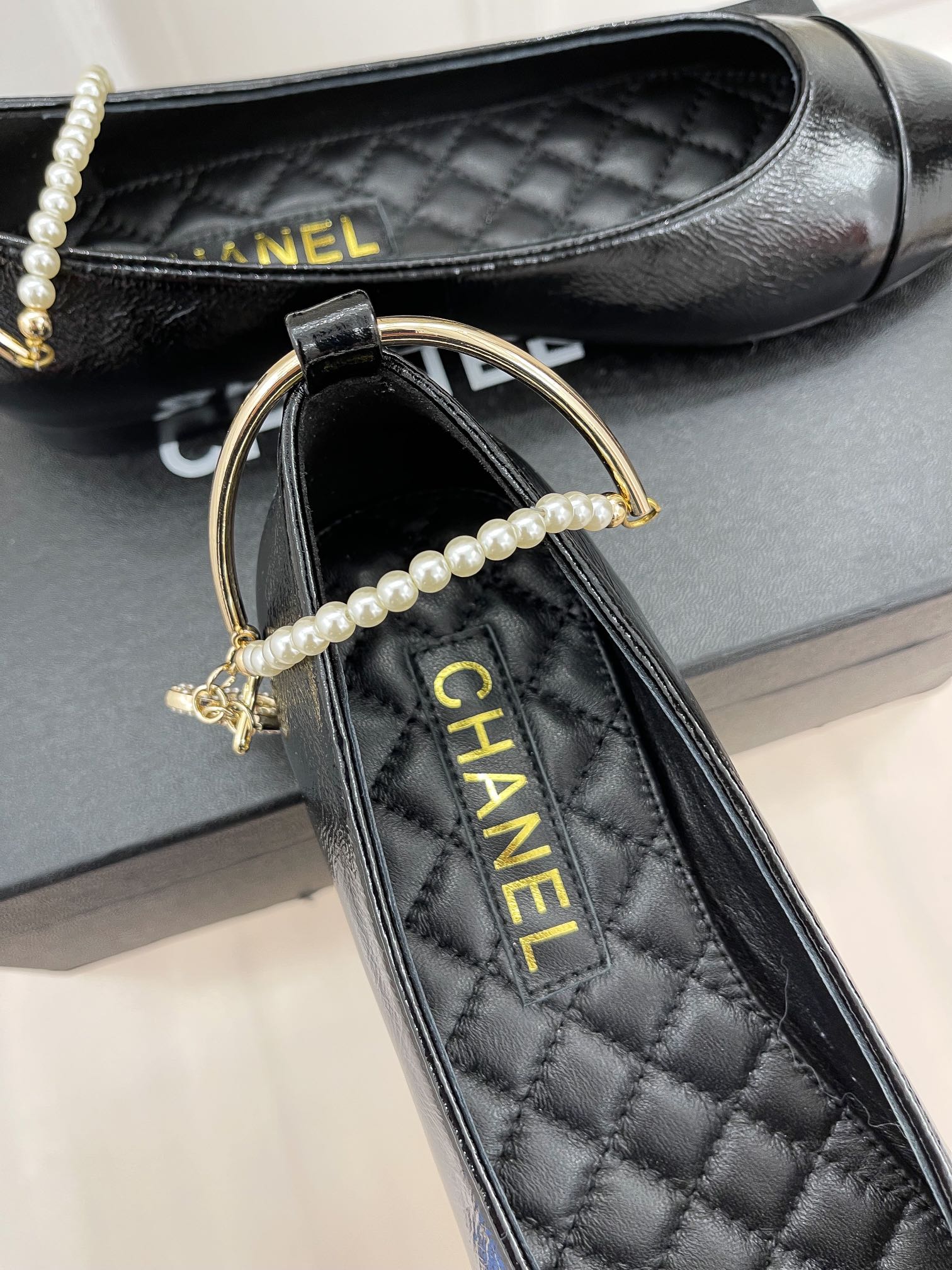 Chanel - Классический браслет на щиколотку с жемчужной цепочкой - Туфли Мэри Джейн