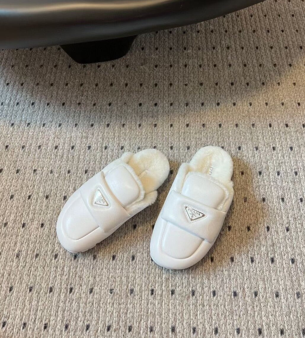 Новинка сезона осень/зима 2023 от Prada - Тапочки с объемным носком из овчины и меха - Белые