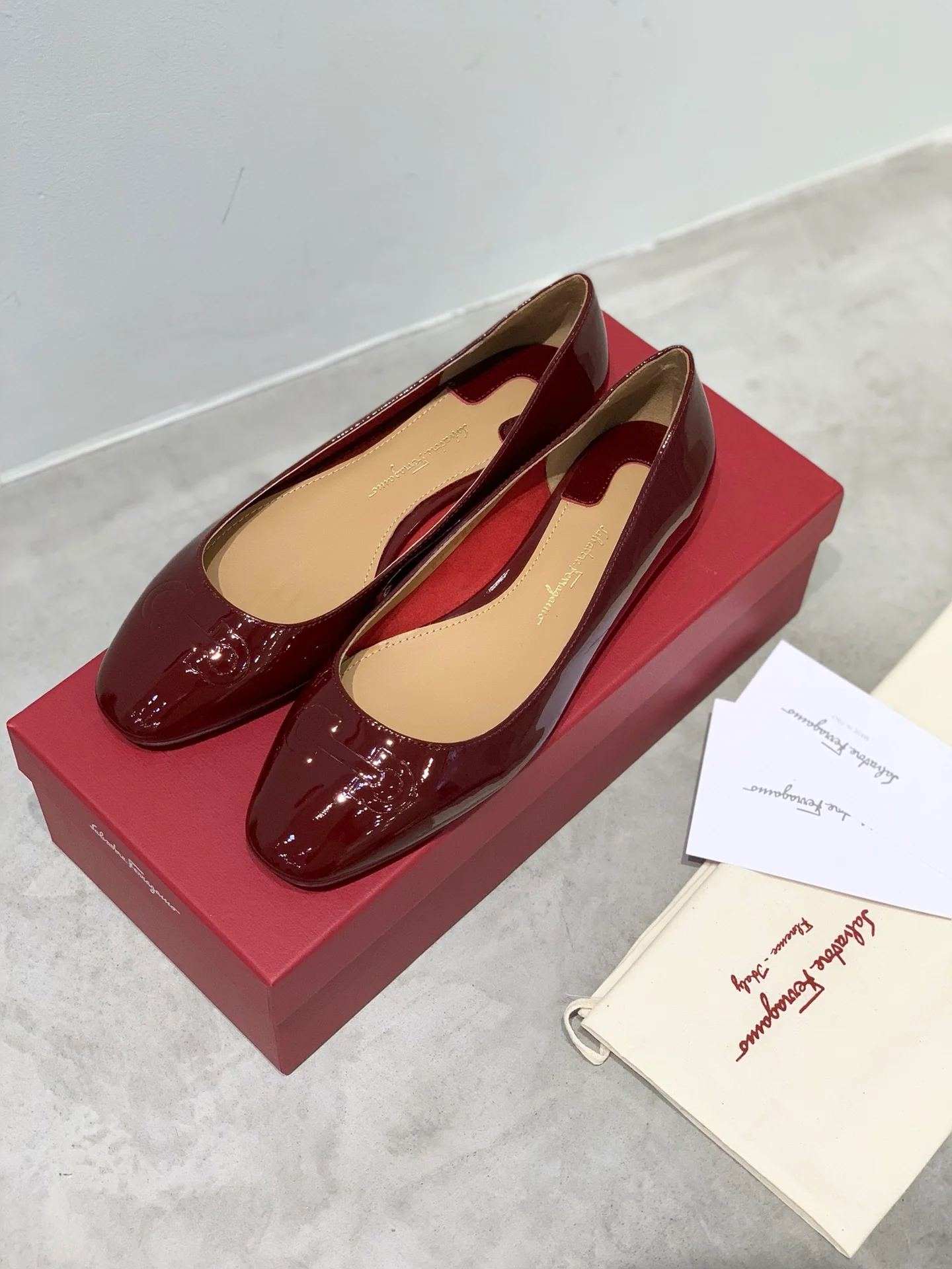 Туфли Salvatore Ferragamo - красная лакированная кожа - круглый носок - балетки