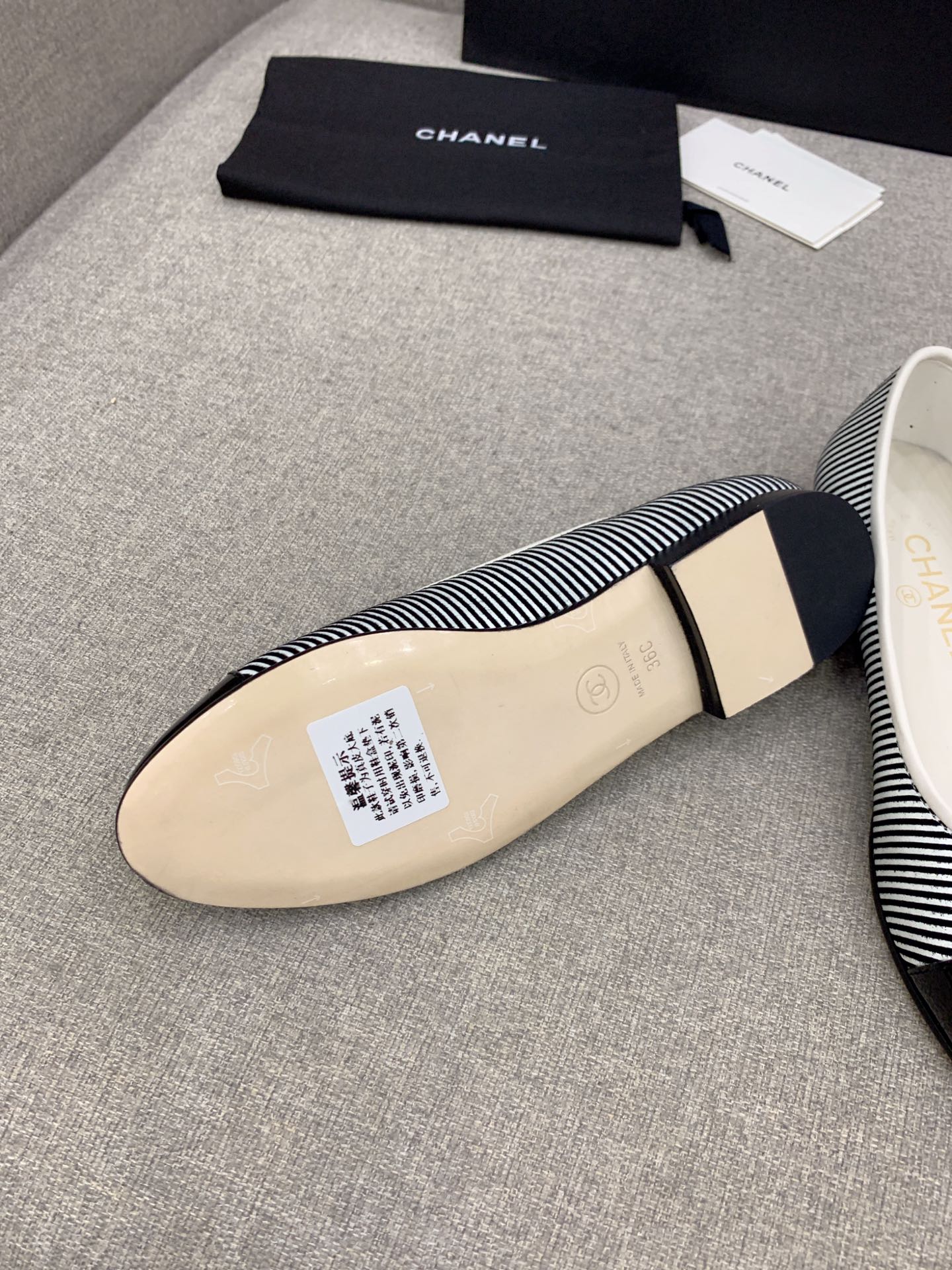 Классические балетки Chanel с двойной пряжкой в ??виде буквы С — полосатый черный носок