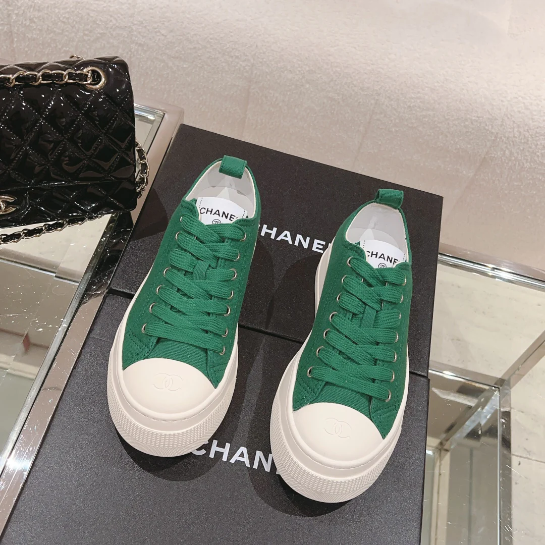 Новинка сезона ?Ранняя осень 2023? от Chanel — простые парусиновые туфли на платформе — зеленые.