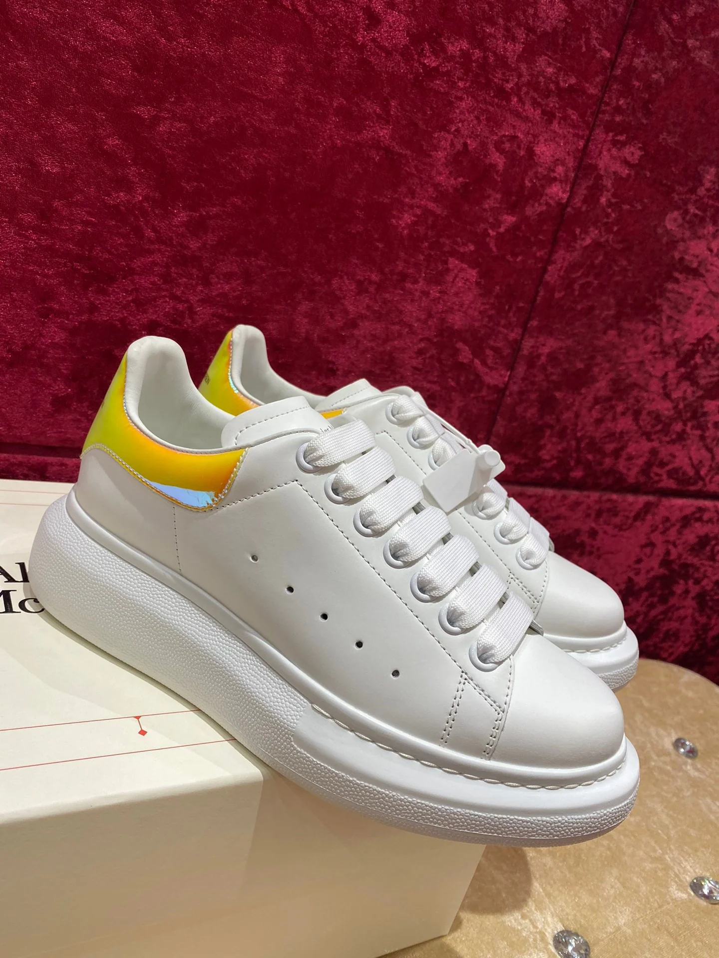 McQueen - Классические белые кроссовки - Желтая задняя часть