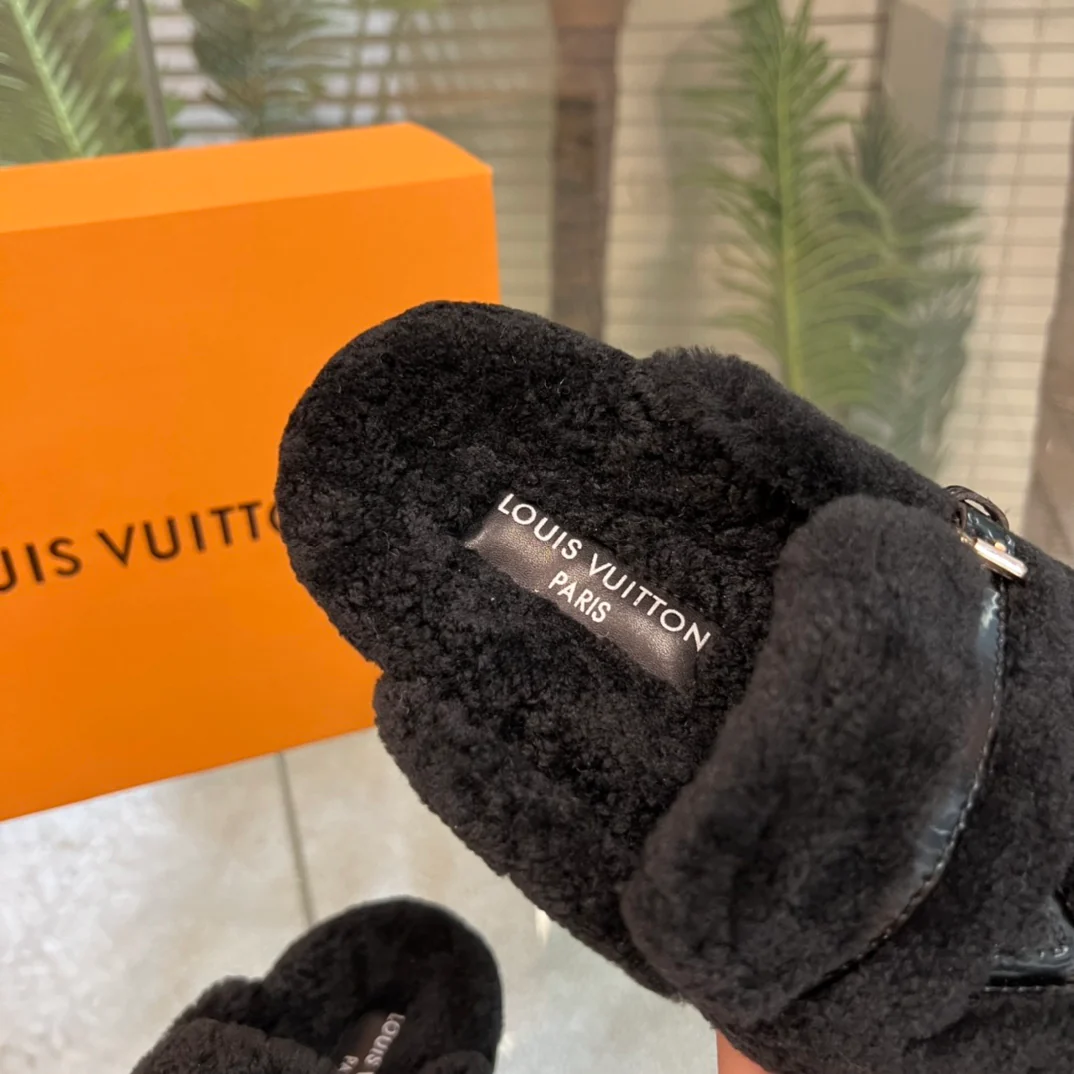Новинка весны 2022 года от LV - Меховые полутапочки - Черные