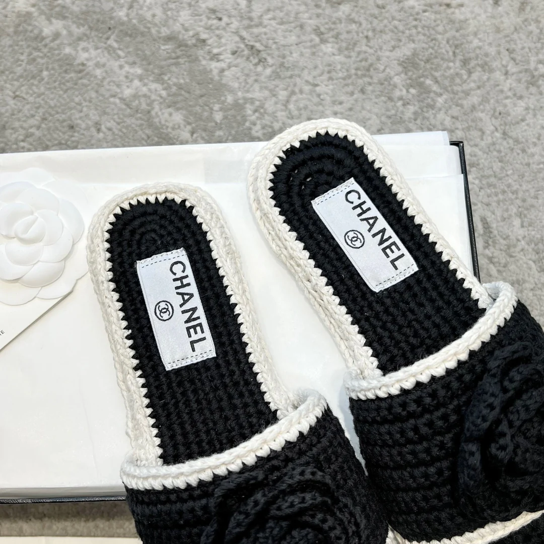 Новинка сезона весна/лето 2023 от Chanel - Плетеные тапочки с камелиями - Черные