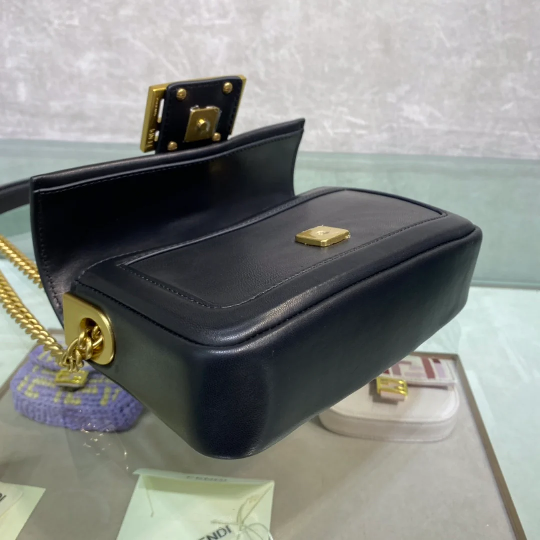 Маленькая кожаная сумка Fendi Baguette - 1