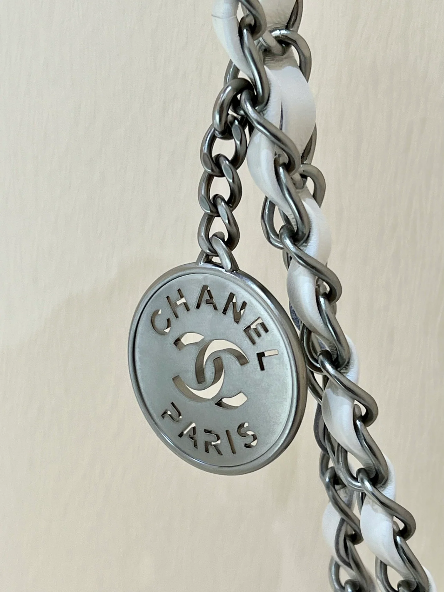 Сумка Chanel из круизной коллекции 2023 года - модель 22bag - белая с черной строчкой.