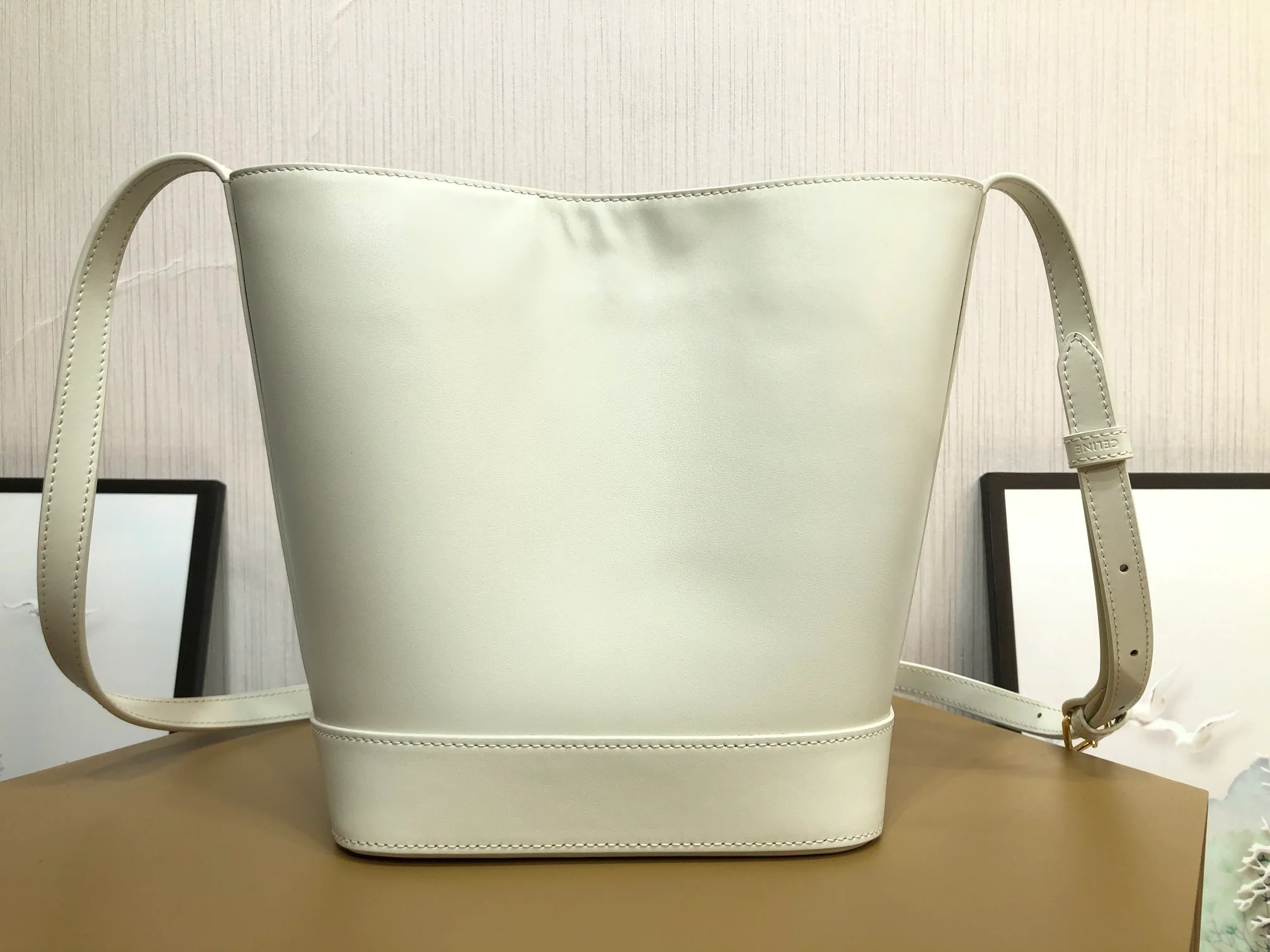 Новинка сезона весна/лето 2022 от Celine - Маленькая кожаная сумка-ведро Cuir Triomphe - 1 шт.