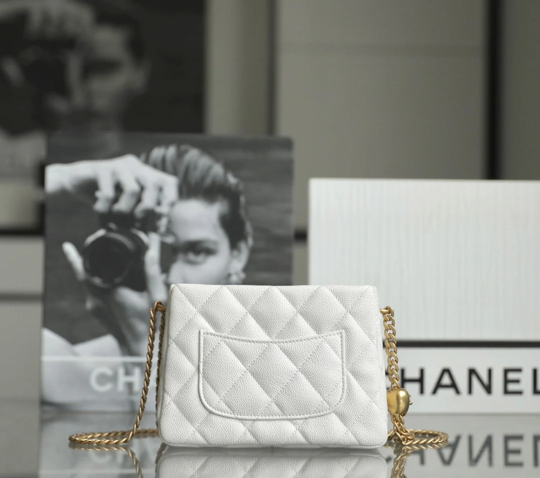 Новинка сезона весна/лето 2023 от Chanel - сумка-хобо в форме сердца - маленькая - белая