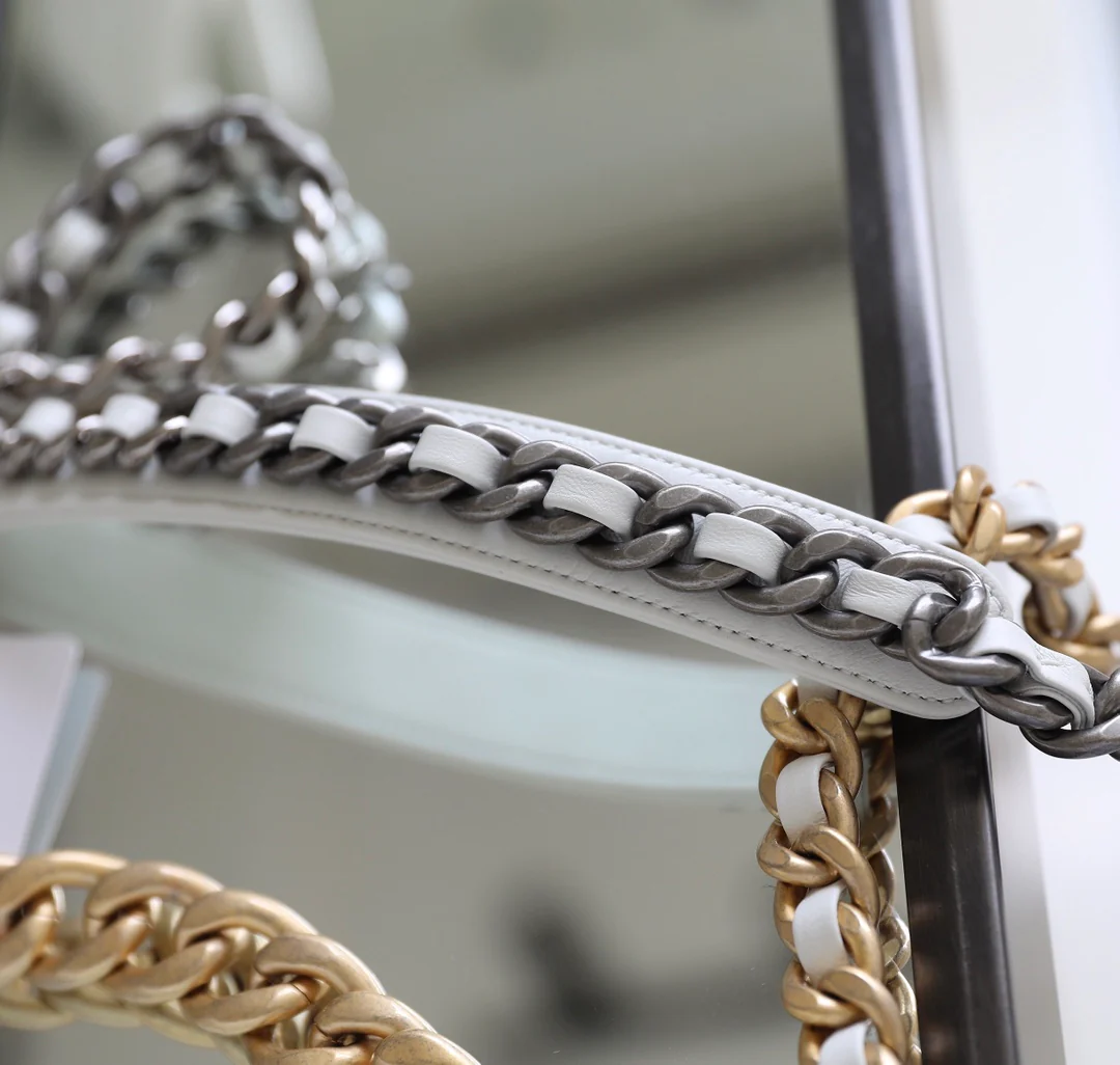 Сумка Chanel 19 — средняя, ??белая.