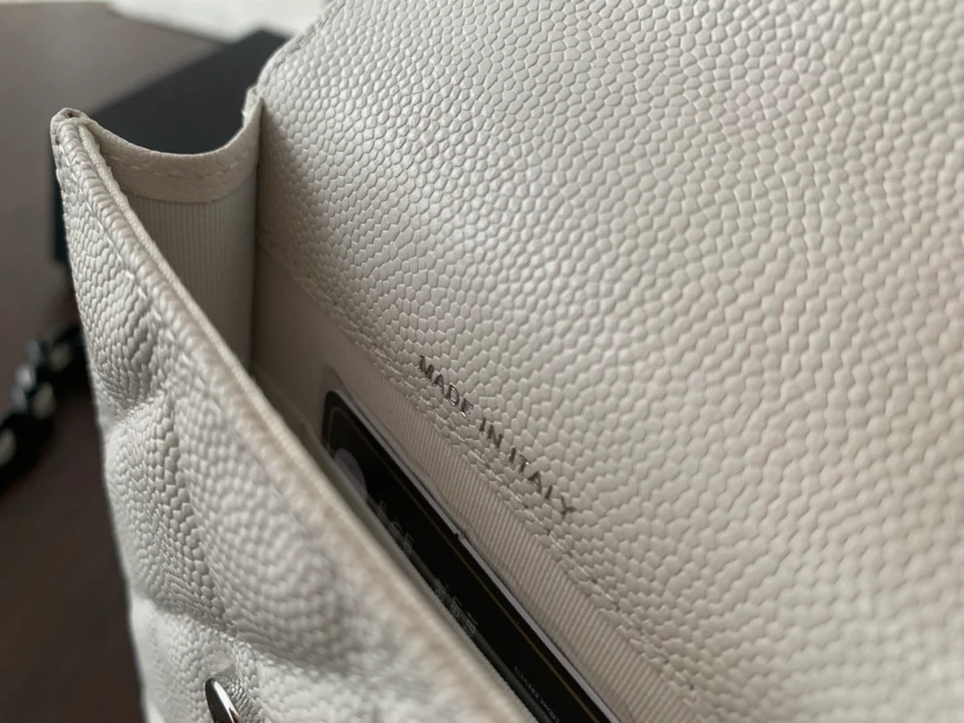 Chanel - Сумка для телефона - Белая кожа с зернистой текстурой - Черная пряжка