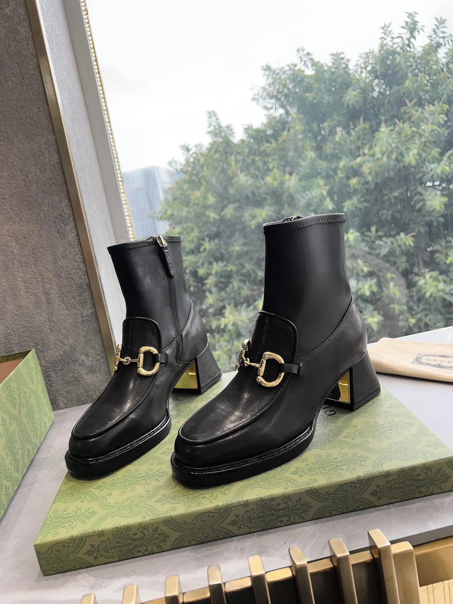 Новинка сезона осень/зима 2023 от Gucci - Ботильоны на массивном каблуке с застежкой-молнией - Черные