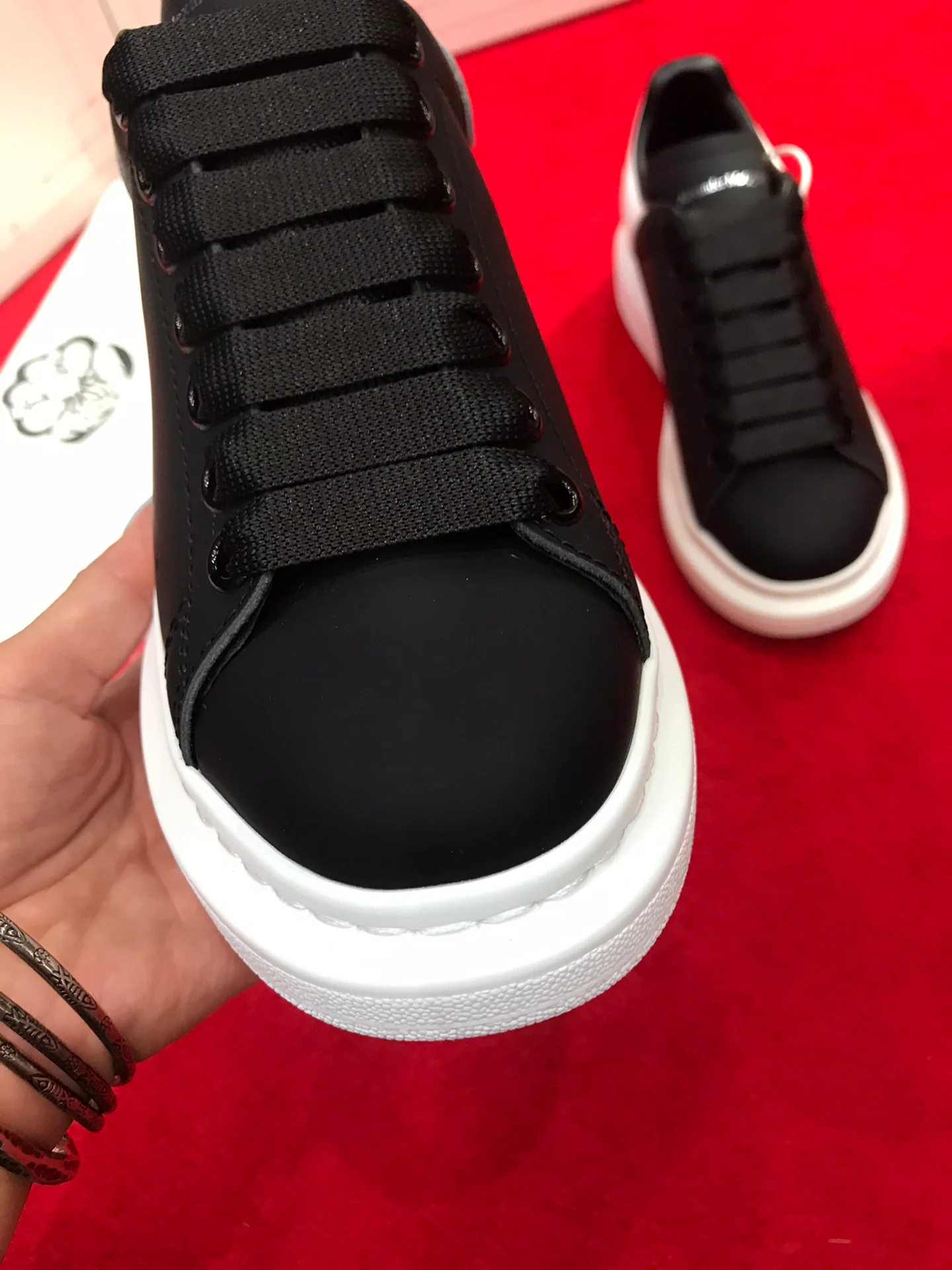 Классические белые кроссовки McQueen - полностью черные - с белой отделкой