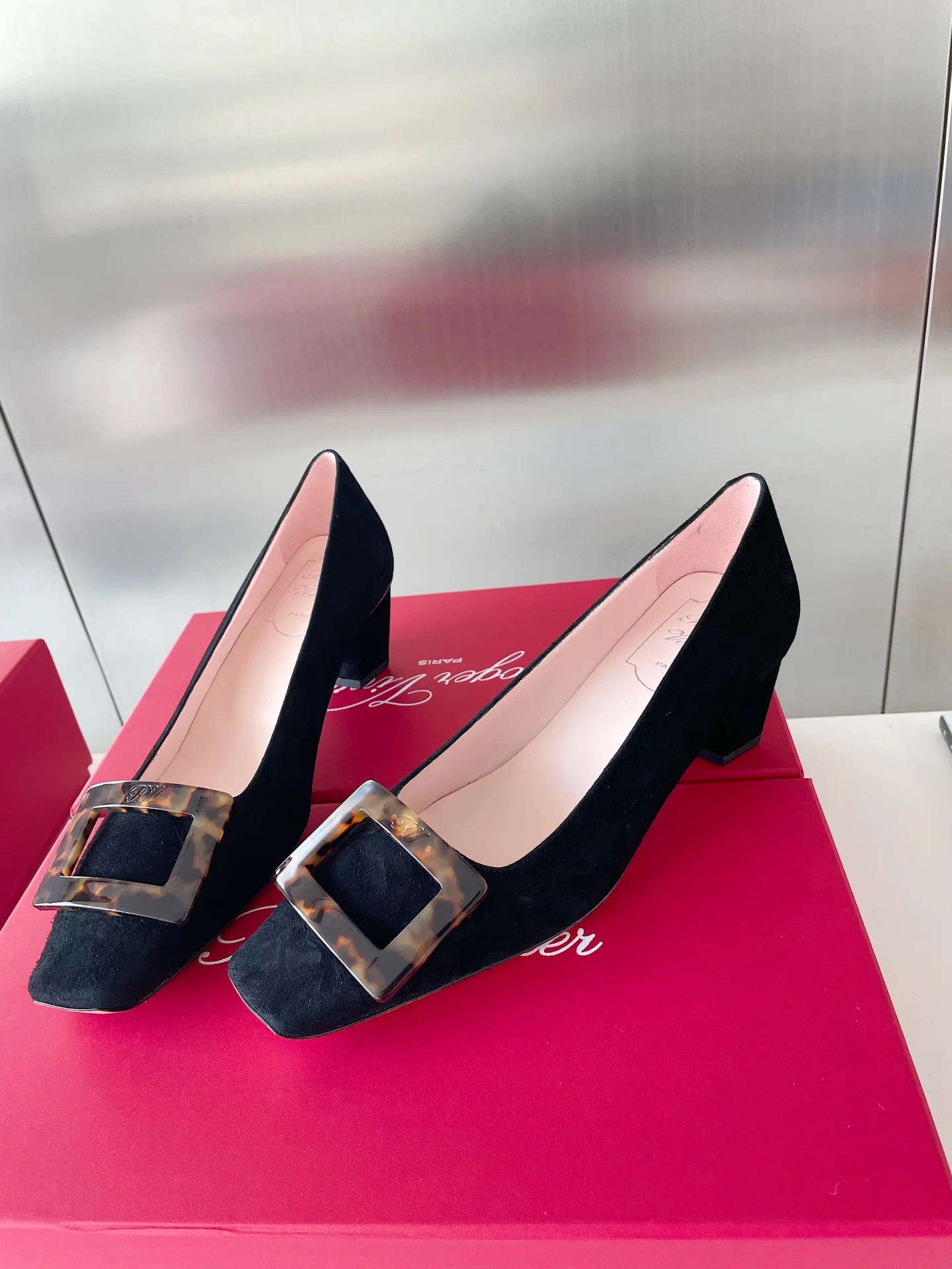 Туфли Roger Vivier Belle с пряжкой в ??черепаховой оправе и квадратным носком