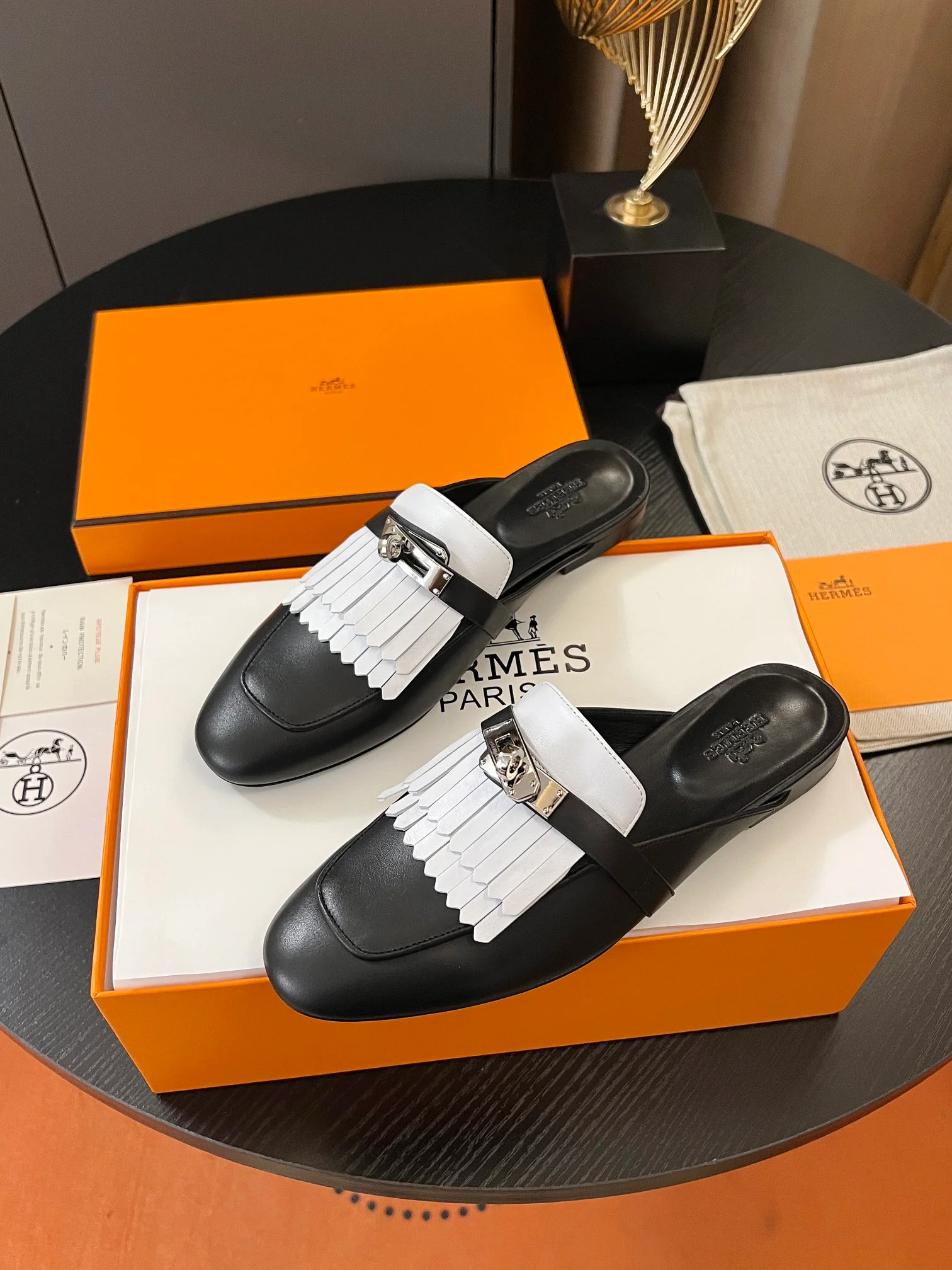 Мюли Hermes Kelly Slip-on 2024 года - черные