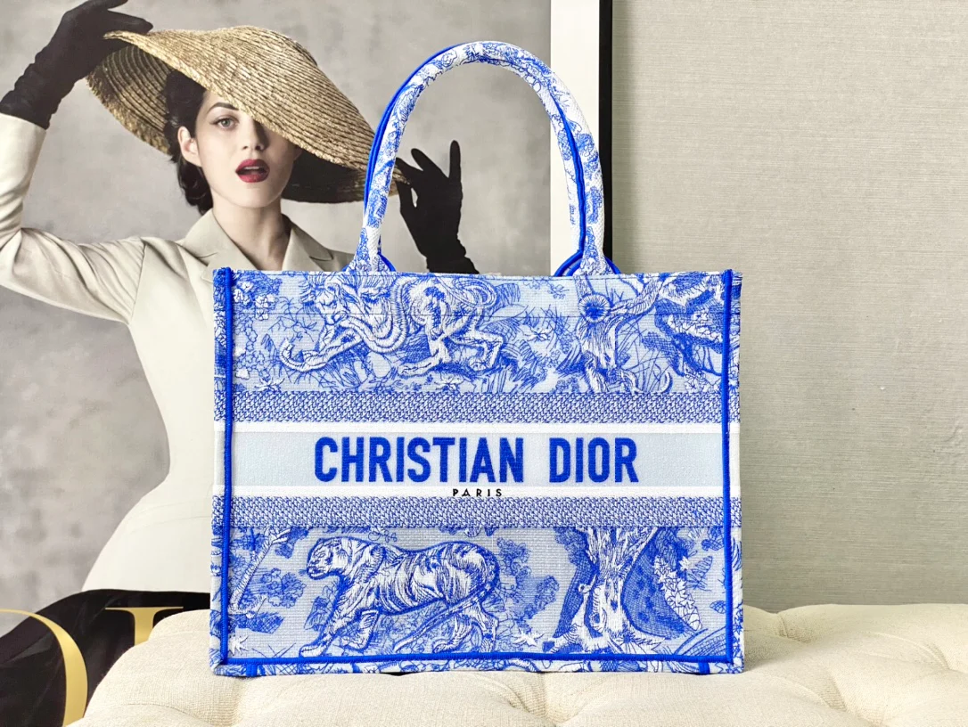 Сумка Dior Booktote с вышивкой, флуоресцентно-синий цвет, 37x30x16 см.
