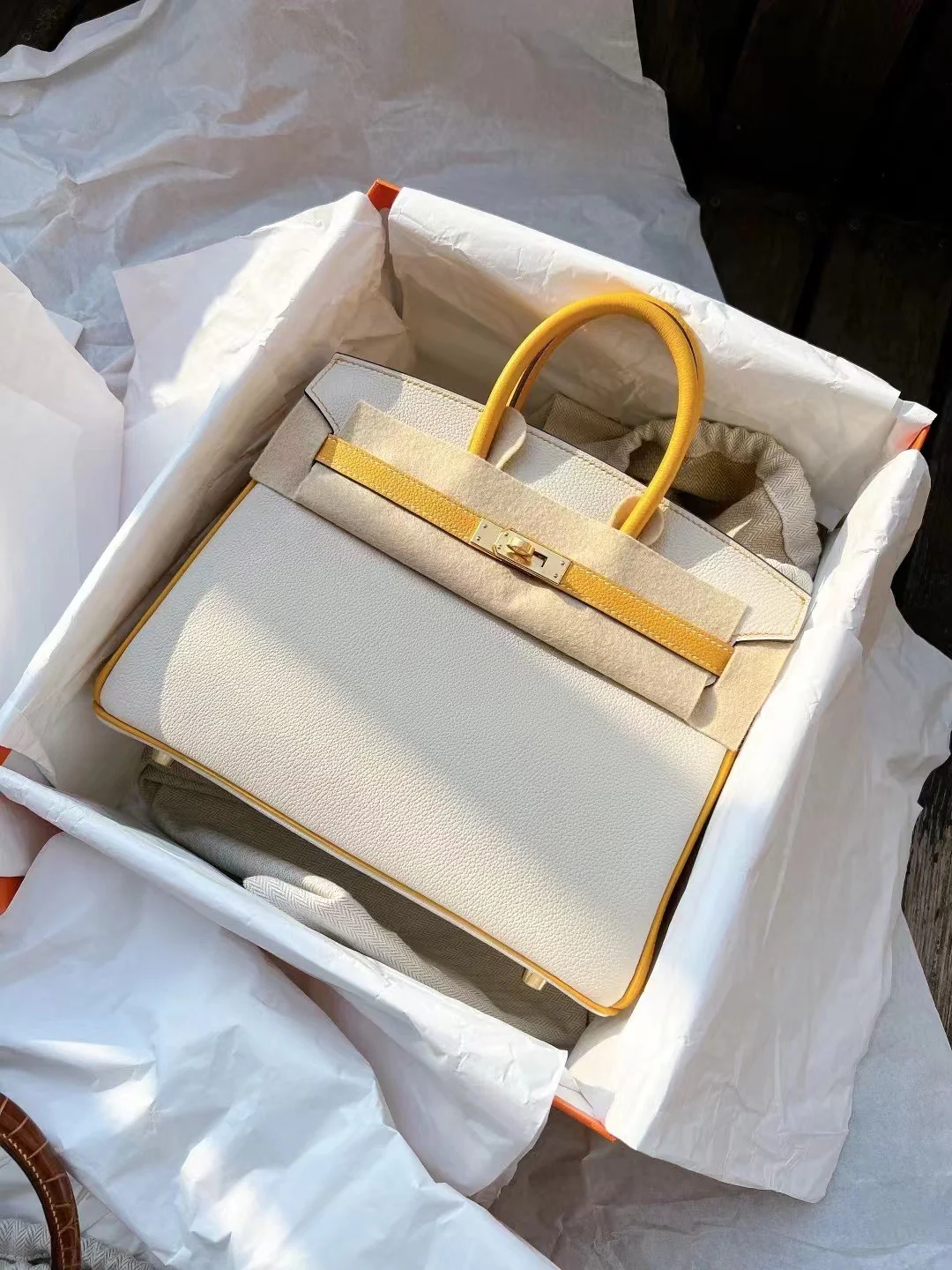 Сумка Hermes Birkin 25 цвета ?молочный коктейль? с янтарно-желтой и золотой пряжкой.
