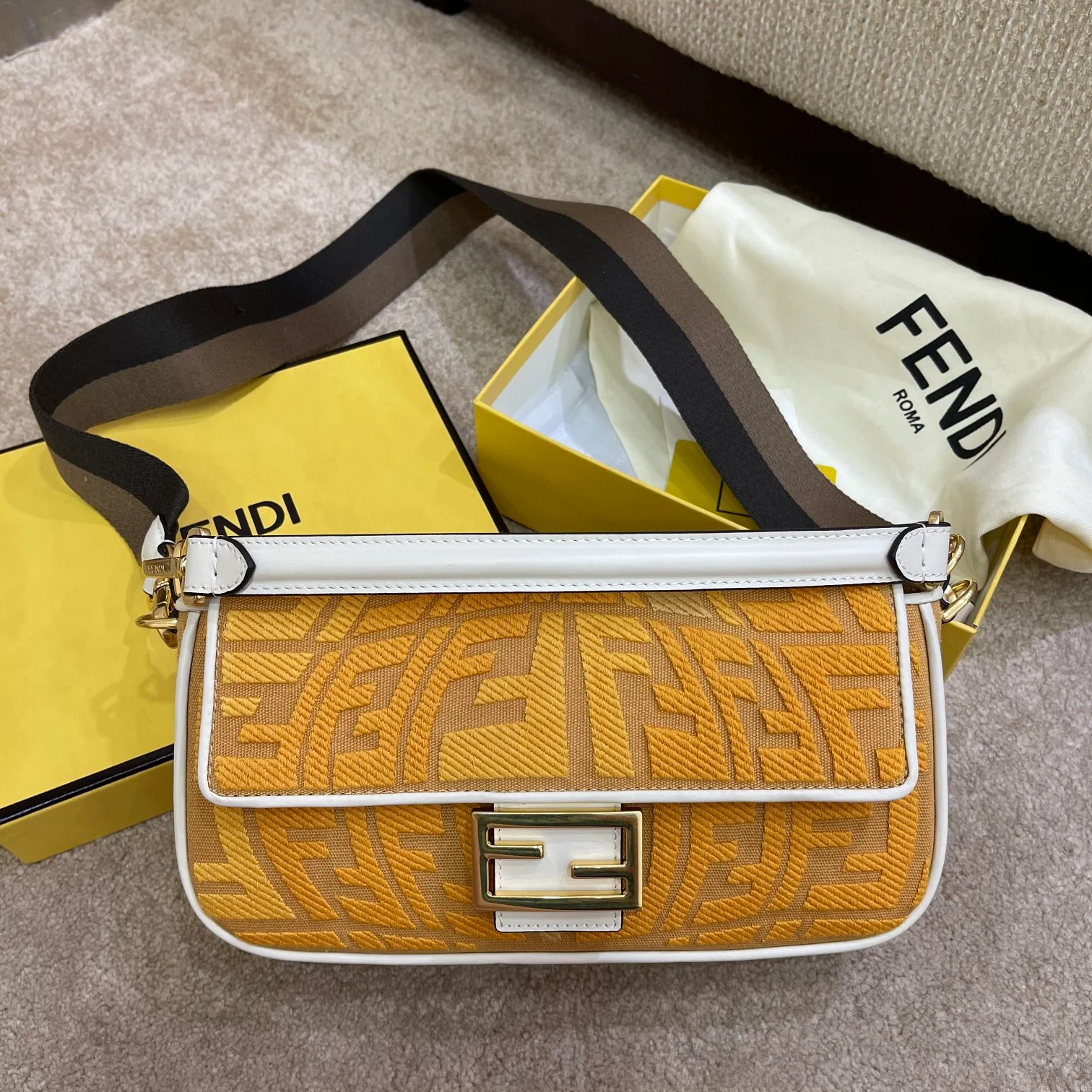 Средняя по размеру желтая холщовая сумка-багет Fendi Baguette - 1