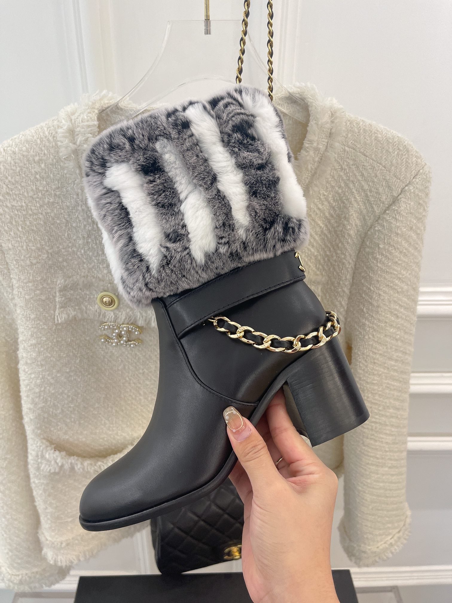 Новинка весны 2022 года от Chanel - Ботильоны на толстом меховом каблуке - Черные - 1