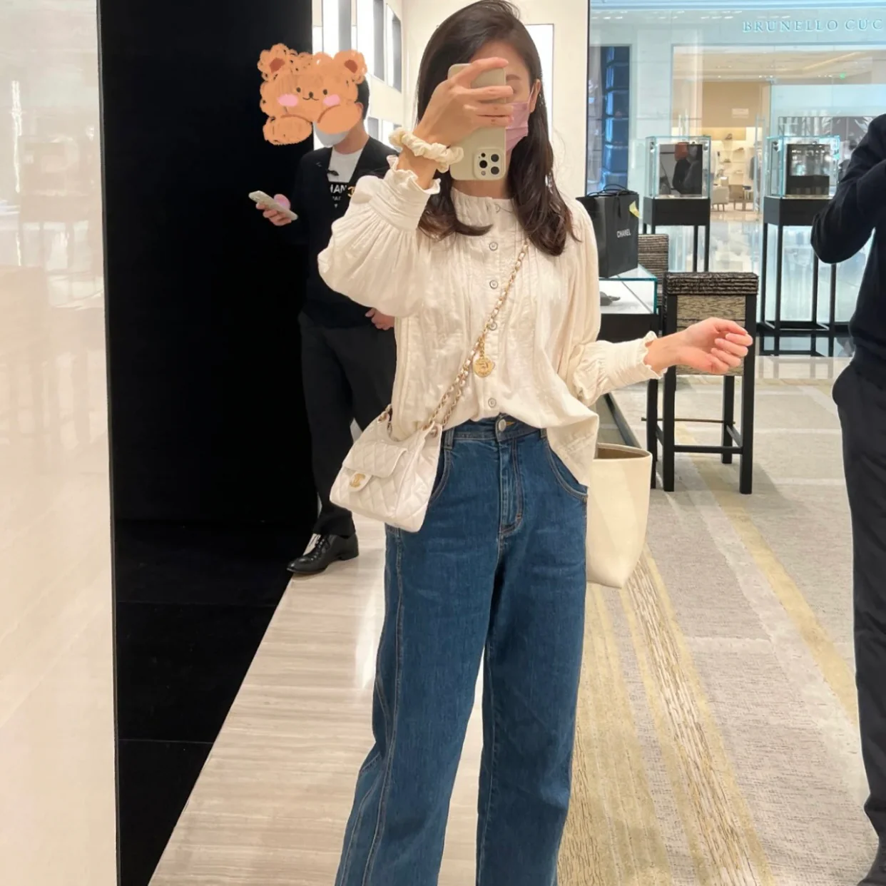 Коллекция Chanel ?Ранняя весна 2023? — сумка-хобо в стиле хиппи — маленькая — белая — на фото — 1