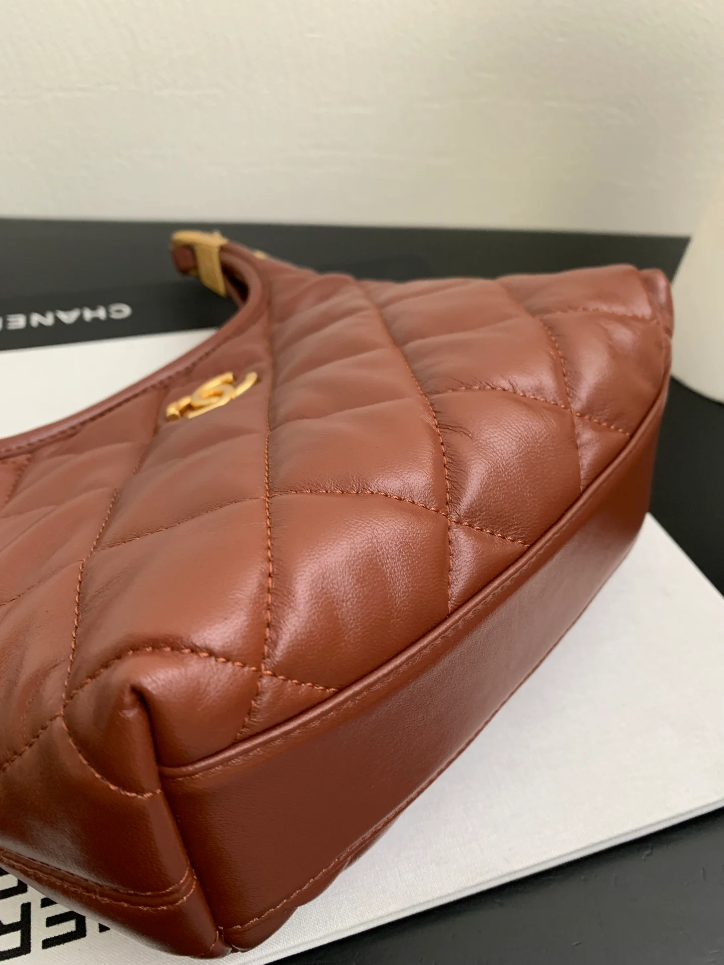 Сумка Chanel на плечо с массивной цепочкой - красная