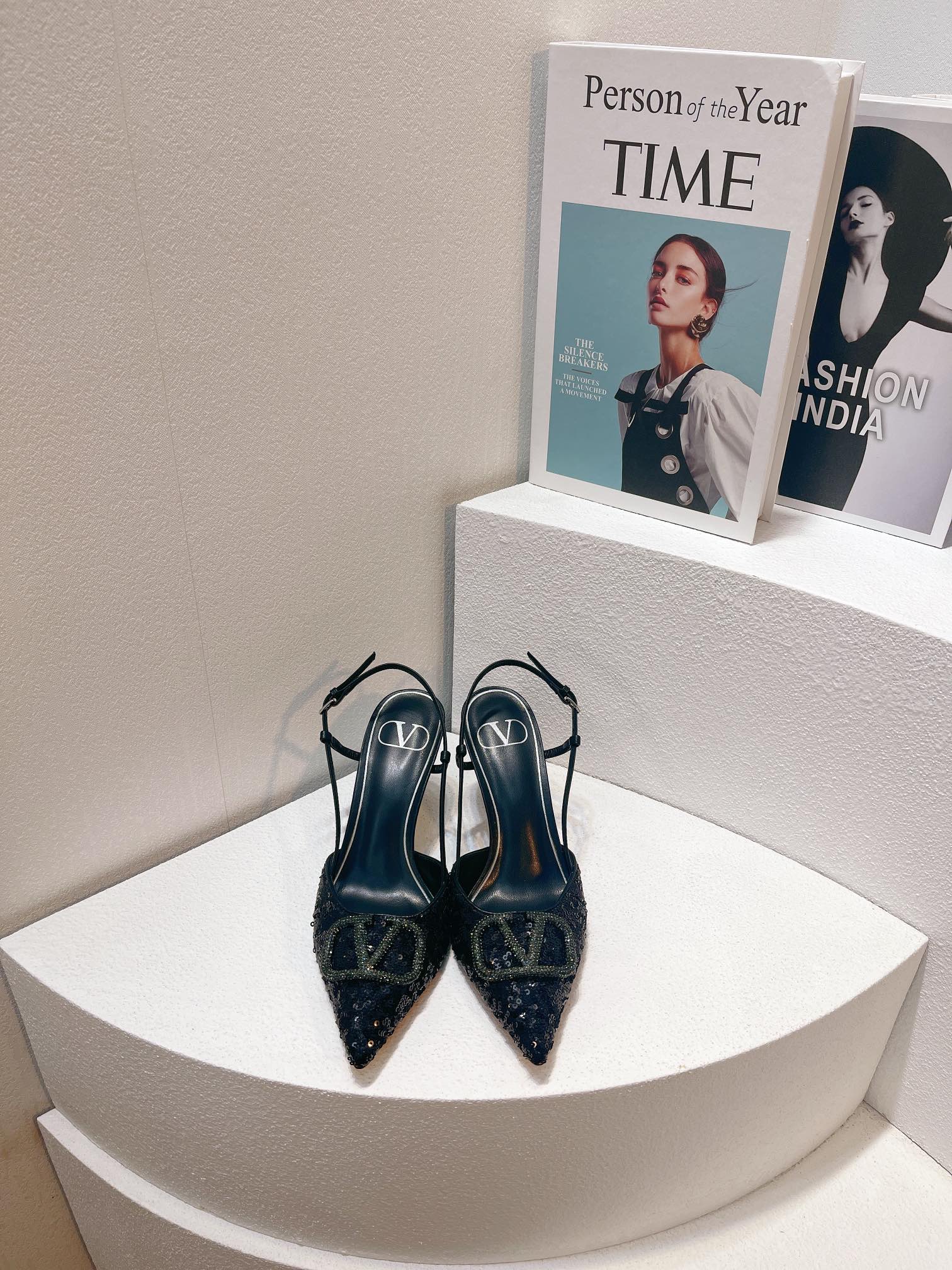 Новинка с официального сайта Valentino 2023 — Глянцевые босоножки на низком каблуке с острым носком — 8 см — Синие