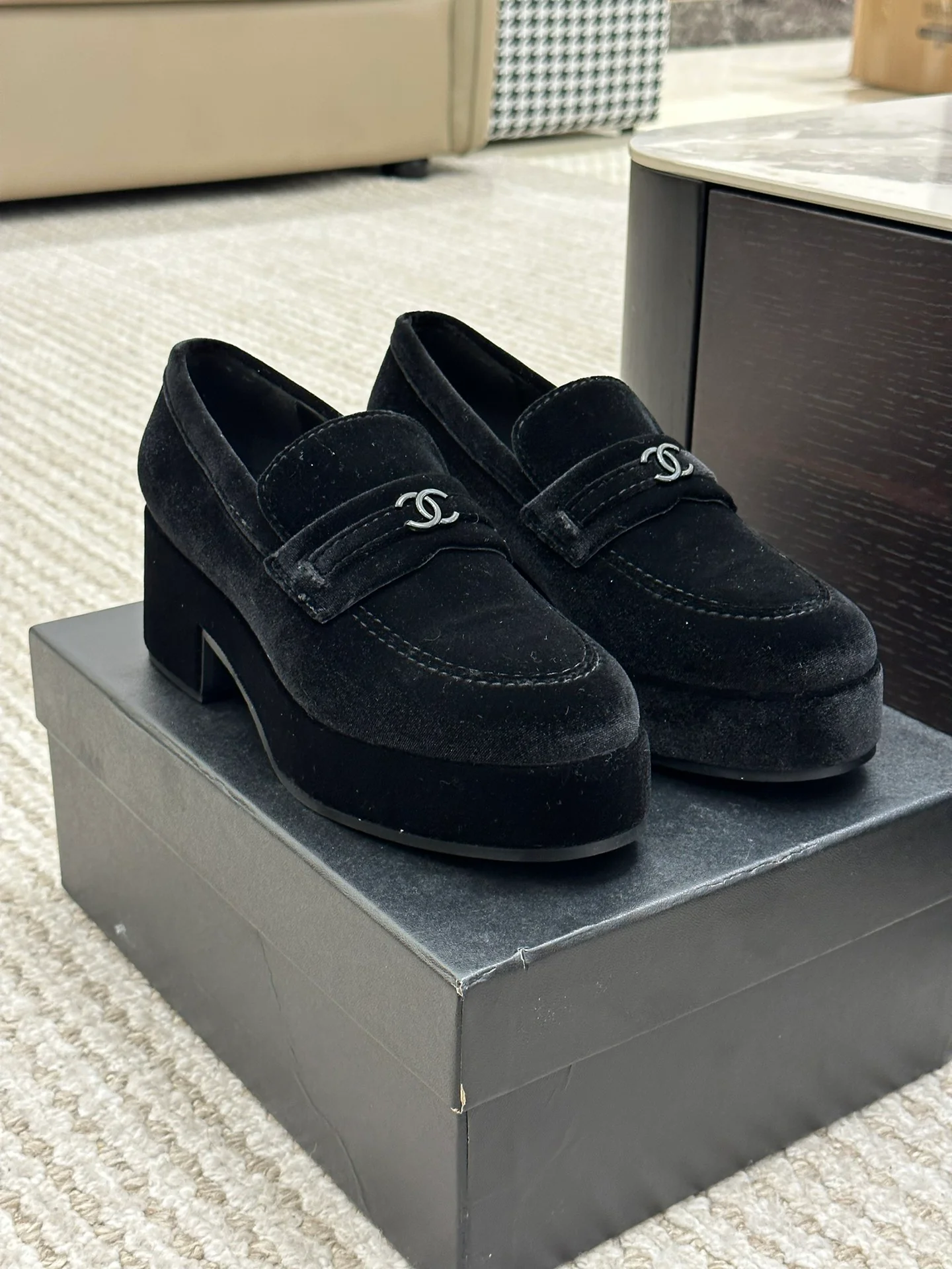 Новинка сезона осень/зима 2022 от Chanel - Лоферы на платформе - Флисовые.