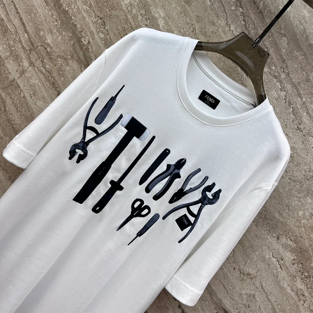 Футболка Fendi 2403-24ss весна/лето с принтом Tool, круглым вырезом и коротким рукавом - белая.