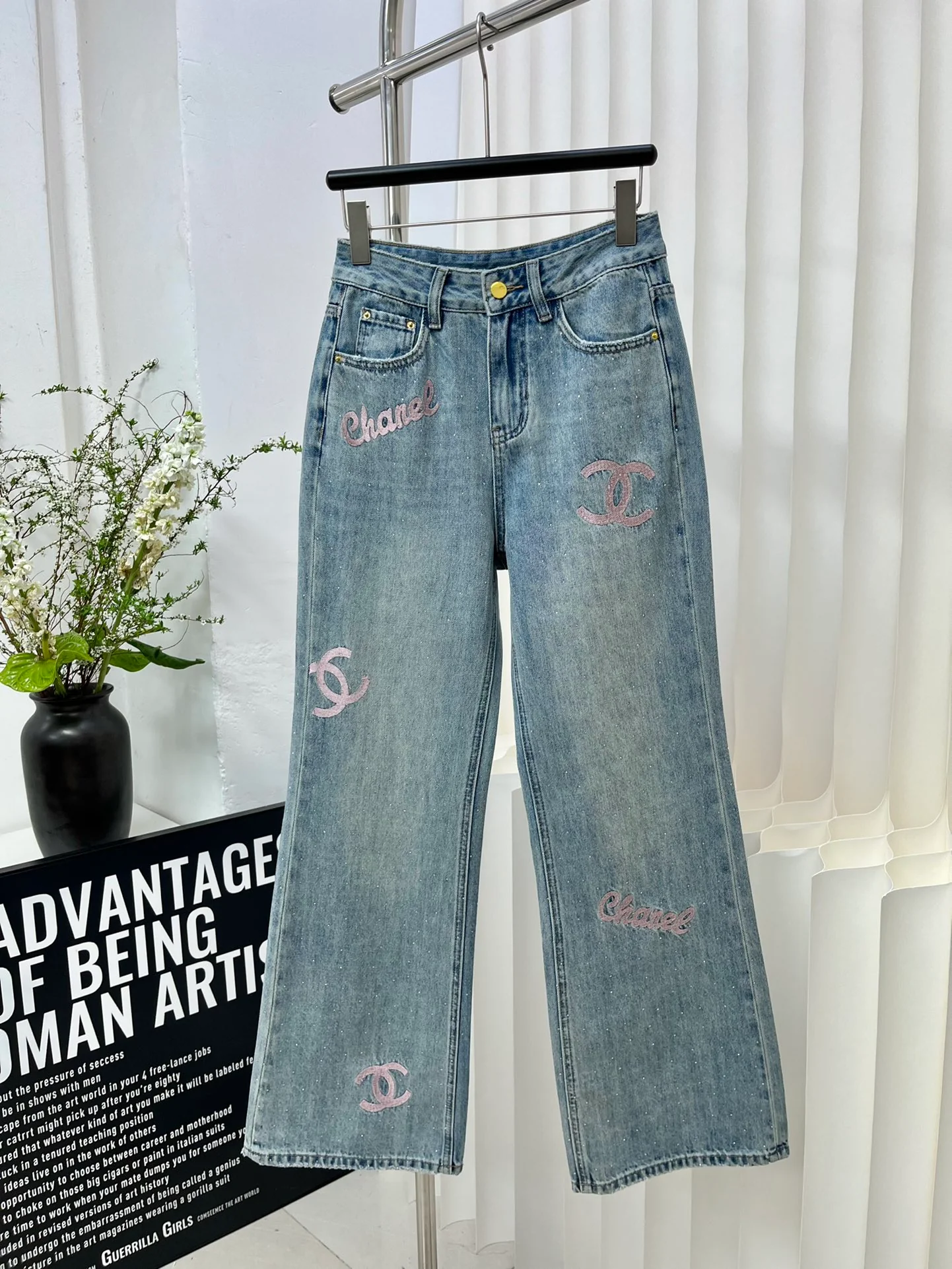 Джинсы Chanel 2403 с вышитым логотипом и цветовыми блоками - розовые