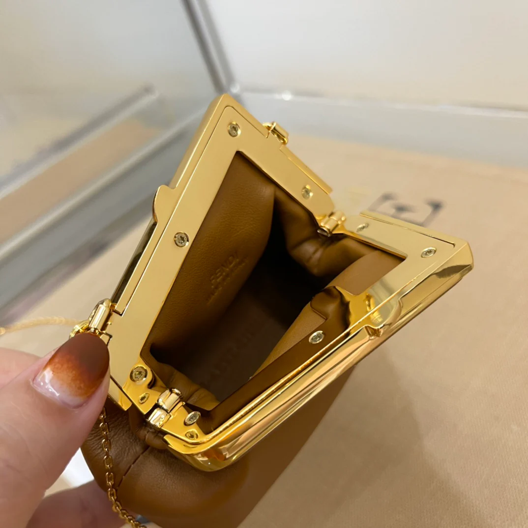 Первый шарм от Fendi - коричневая кожа наппа.