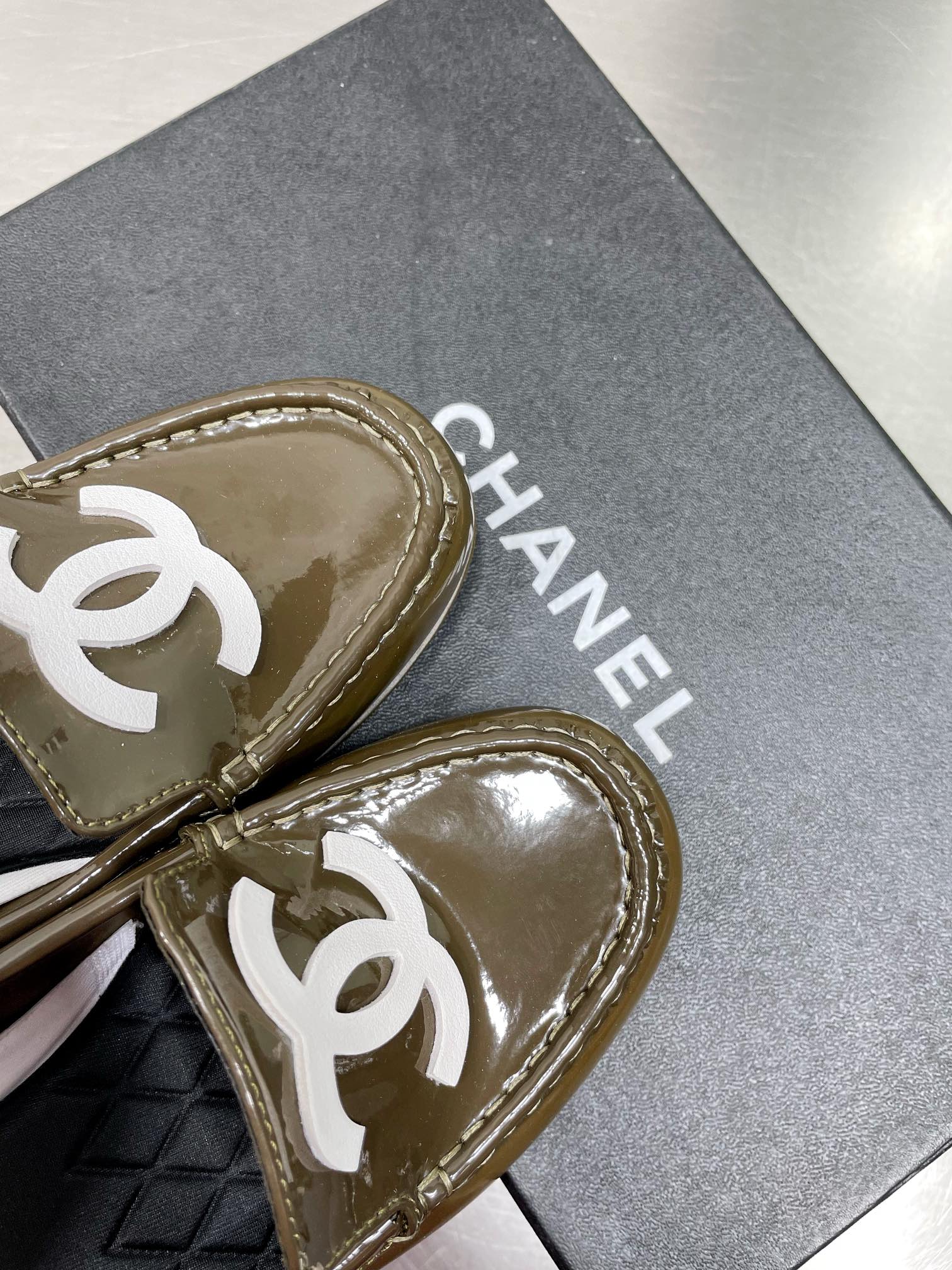 Новинка сезона осень/зима 2022 от Chanel - Ретро-туфли на низком каблуке в стиле афро - Зеленый