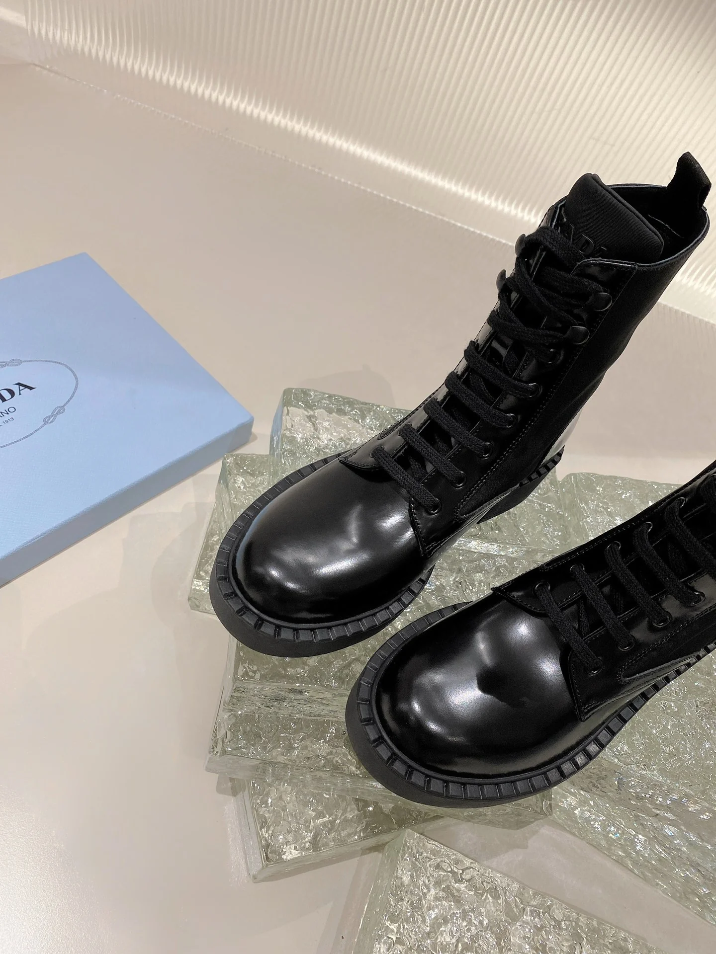 Prada - Уровень покупки через посредника - Ботинки с серебряной пряжкой - 1