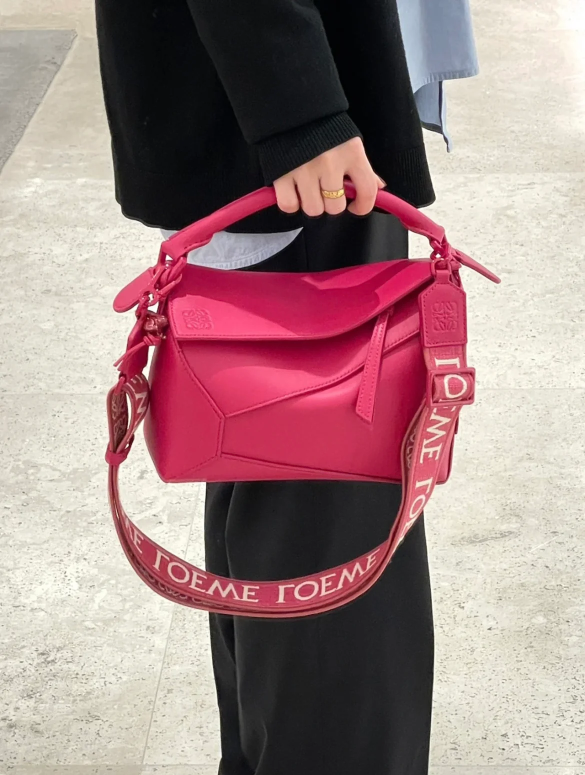 Сумка Loewe Puzzle Geometric с плечевым ремнем в виде буквы — розовая.