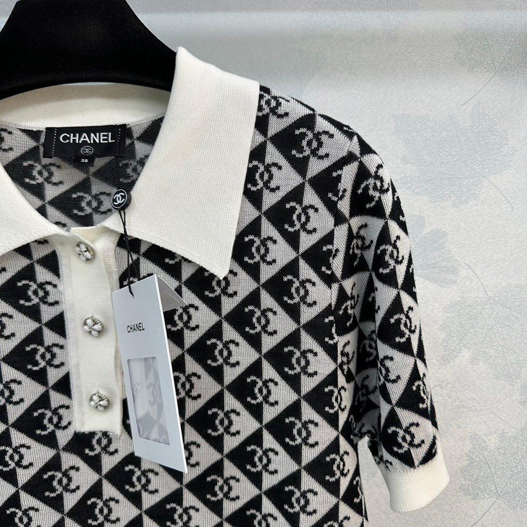 Chanel - 2404 - Весенне-летняя новинка: Изысканный укороченный топ из пряжи с дизайном поло.