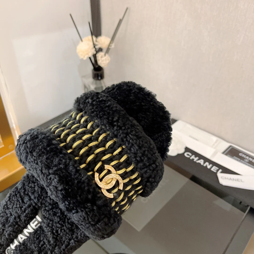 Коллекция Chanel 2022 года с подиума - Тапочки из овечьей шерсти - Черные