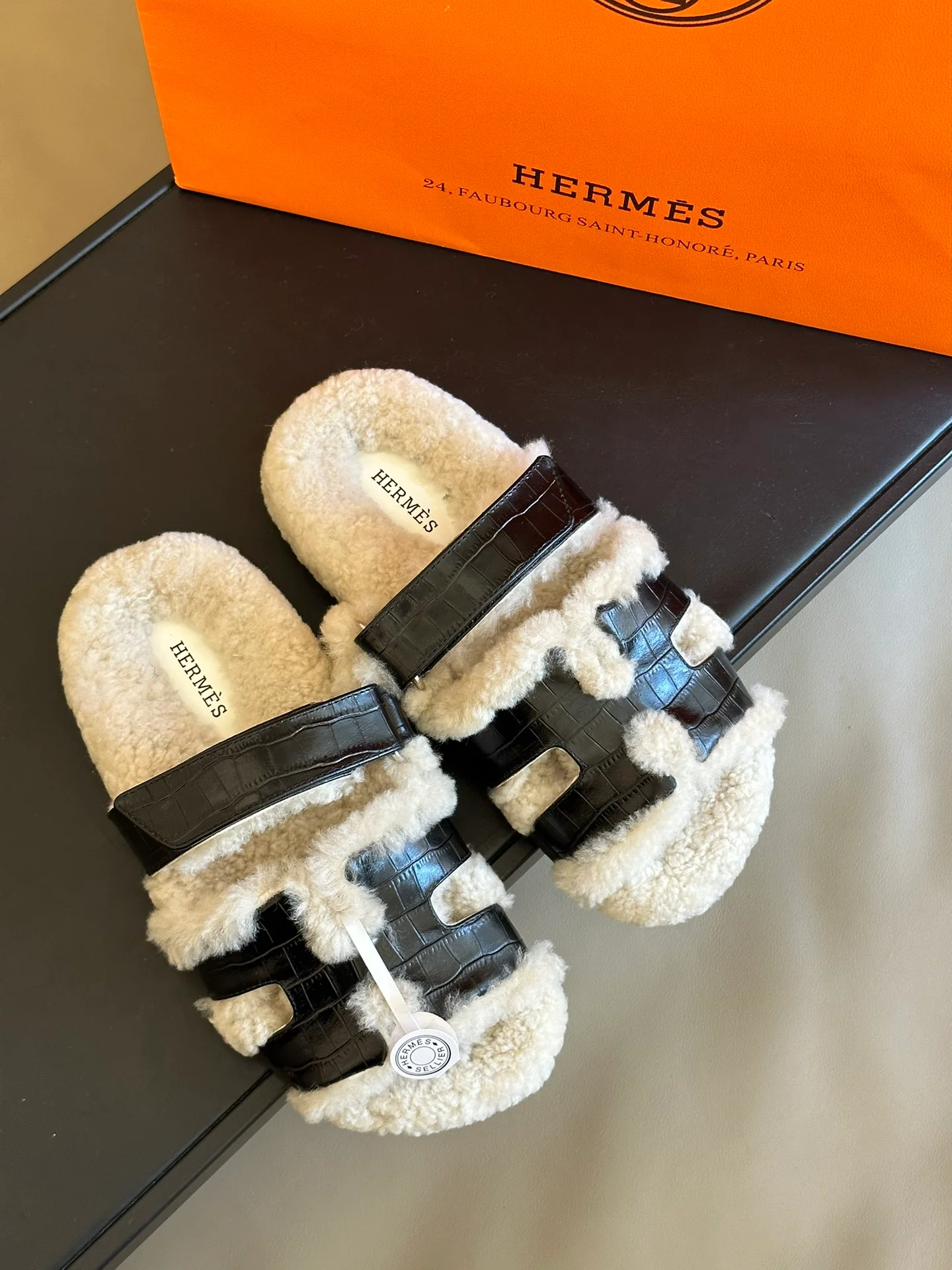 Тапочки Hermes 2024 с крокодиловым принтом - черные.