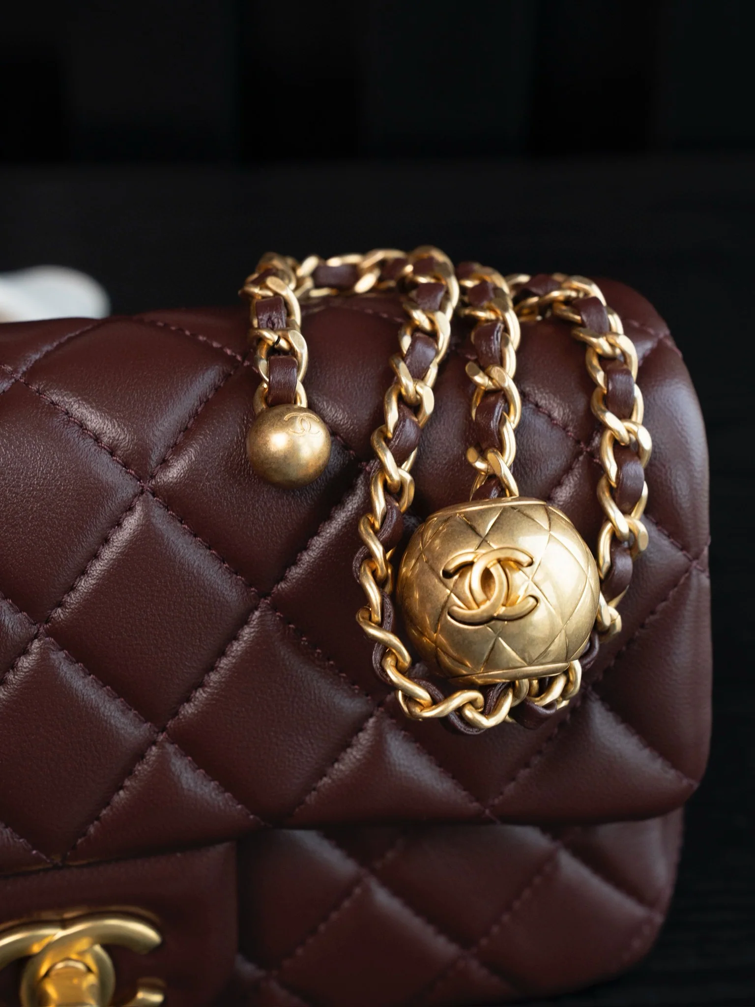 Мини-платье Chanel CF Gold Ball, бордовое.