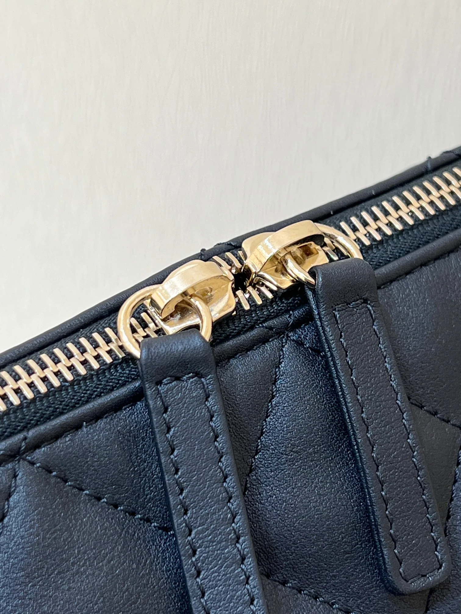 Сумка-хобо Chanel через плечо - черная