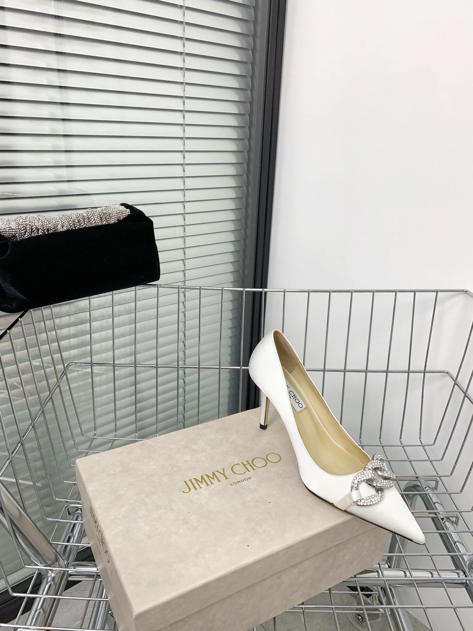 Новинки коллекции Jimmy весна/лето 2022 - Туфли на высоком каблуке с кристальной цепочкой - 1