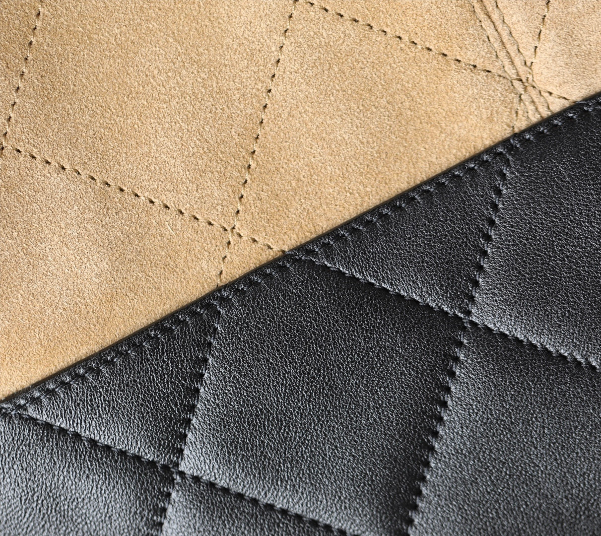 Chanel - Замшевая прямая сумка-шоппер - Коричневая с золотой фурнитурой