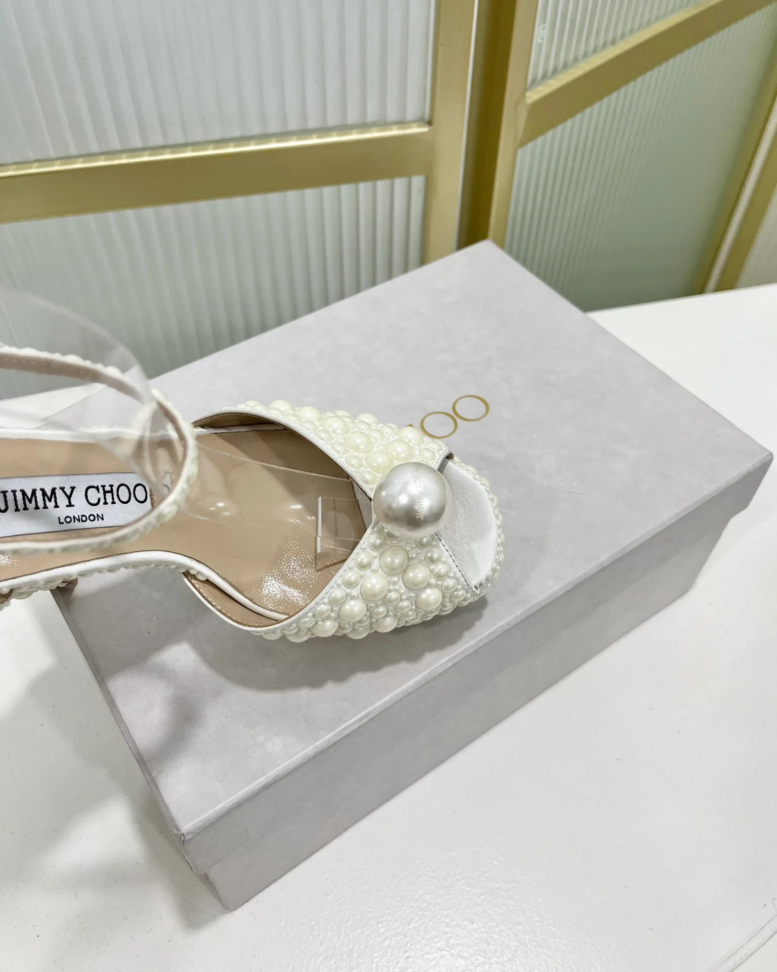 Сандалии на высоком массивном каблуке Jimmy Retro Pearl Series - белые.